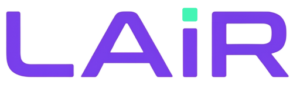 Logo LAiR: Un'icona geometrica viola e turchese raffigurante un'atleta digitale che porta una bandiera con un lucchetto, supportata da una rete dati. Simbolo di sicurezza e progresso tecnologico per il progetto infrastrutturale LAiR.